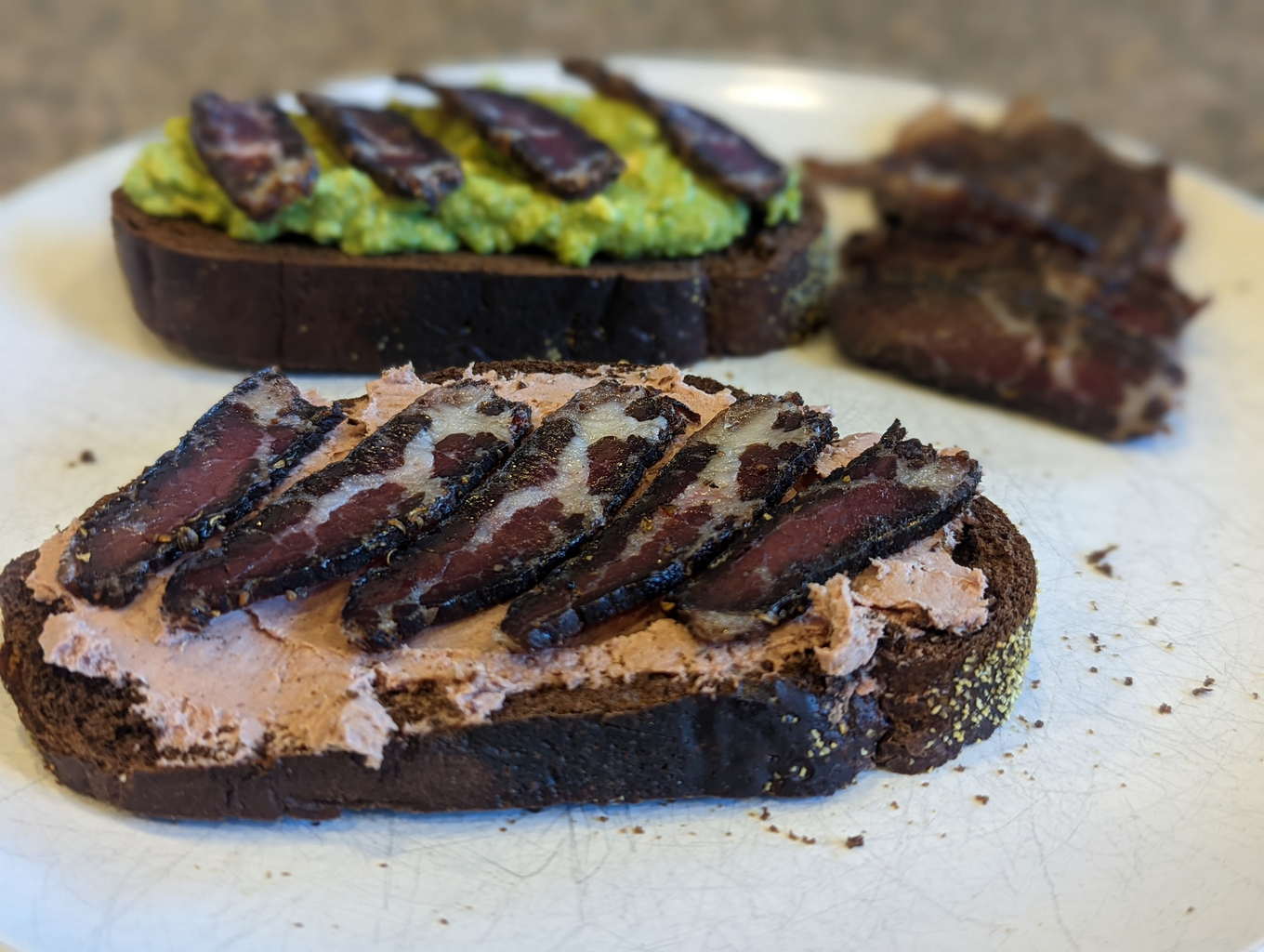 Biltong in meals: with avocado spread
